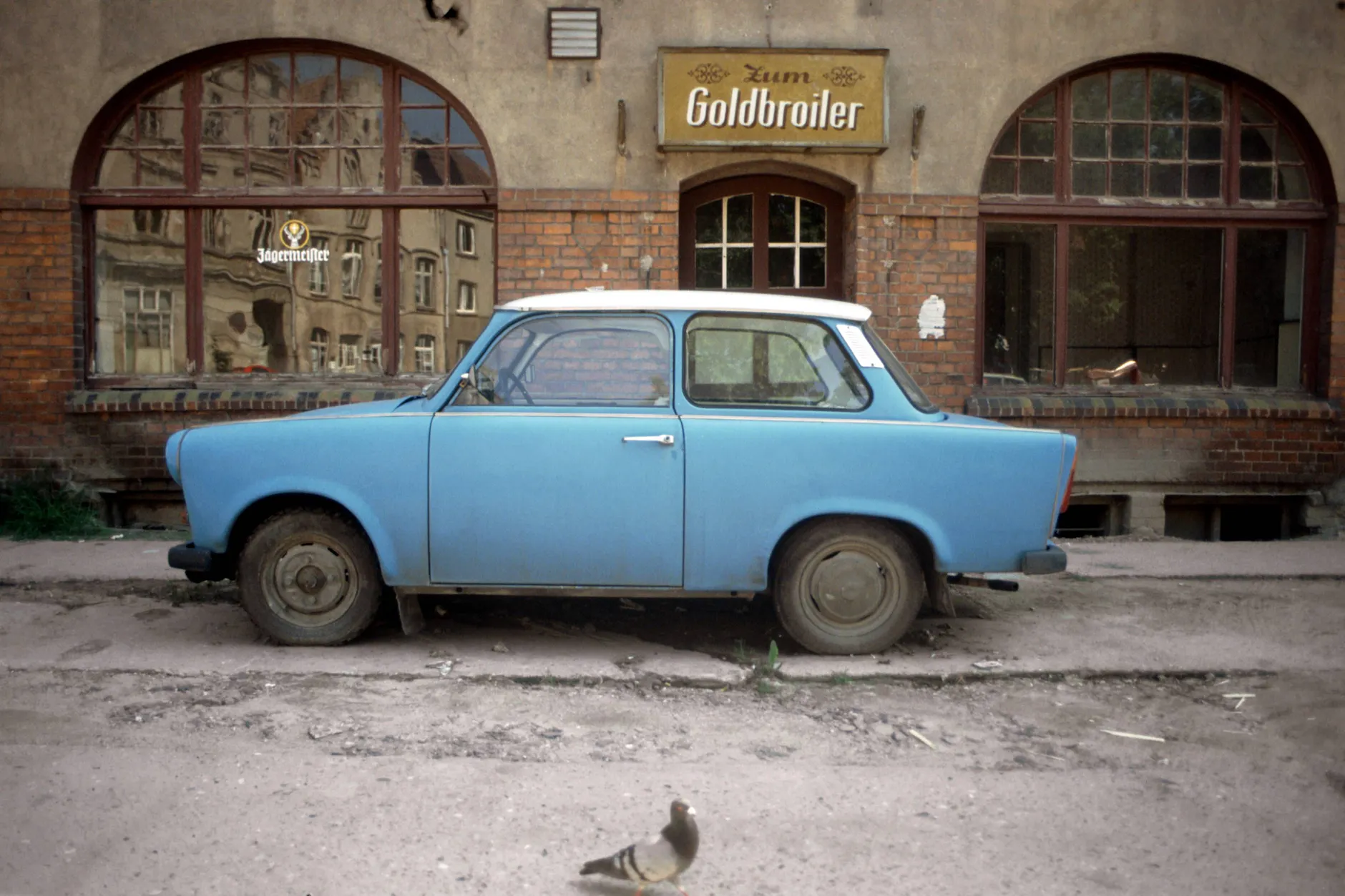 Das Restaurant „Zum Goldbroiler“ in Wismar kurz nach der Wende.
