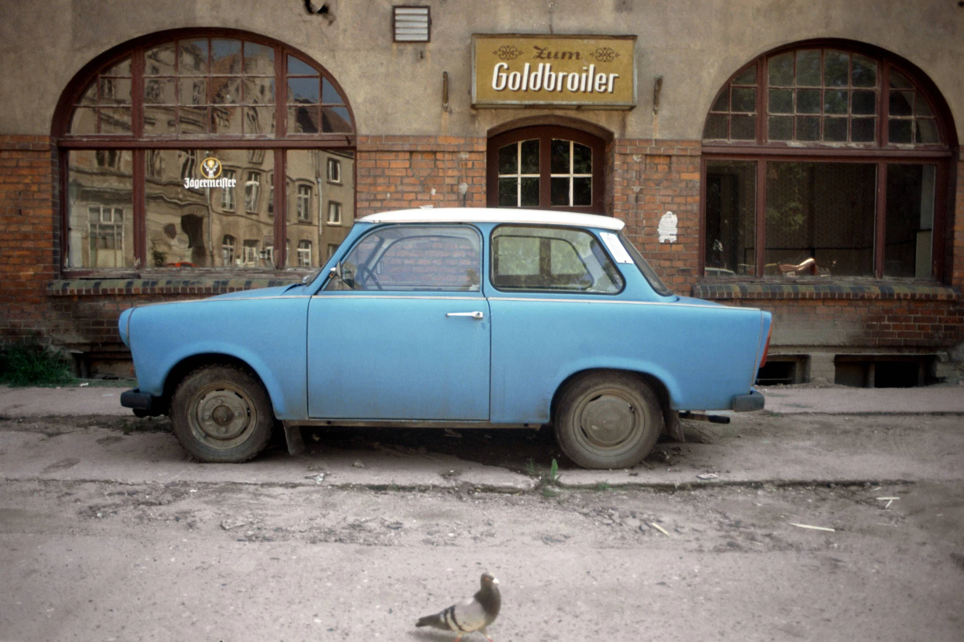 Das Restaurant „Zum Goldbroiler“ in Wismar kurz nach der Wende.