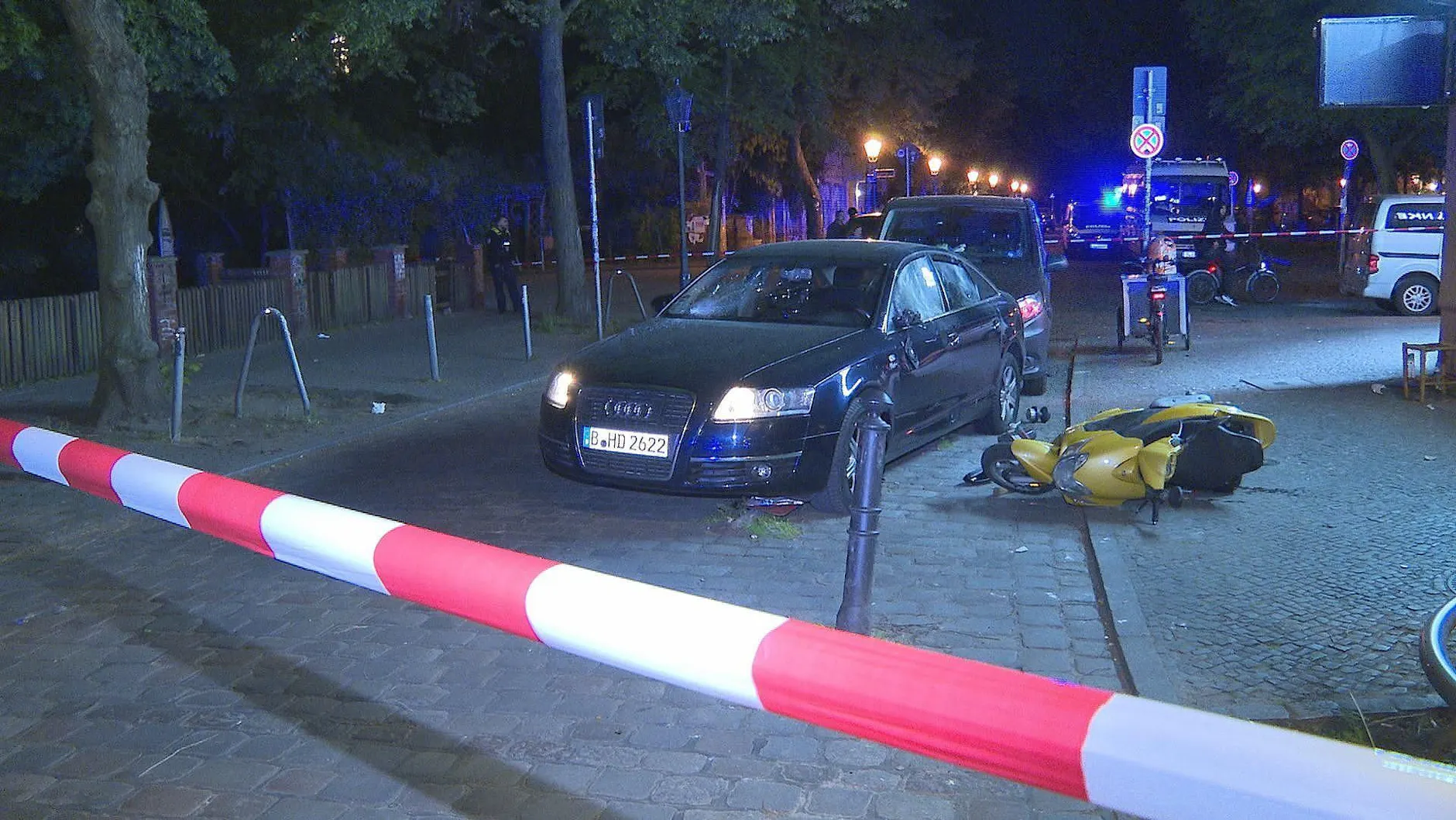 Abgesperrt von der Polizei: Neben dem angegriffenen Audi liegt ein umgestürzter Motorroller.
