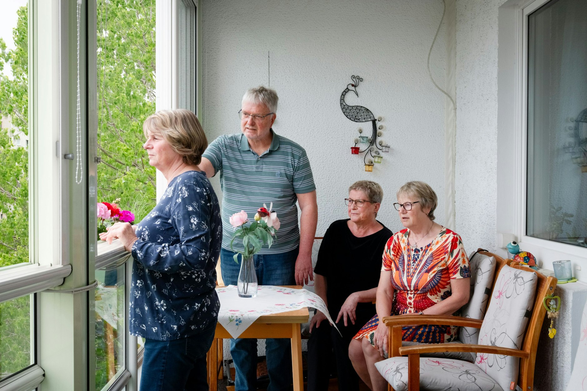Ein Foto aus dem Mai 2025: Ilona Seyfert, Jens-Olav Preuß, Anke Preuß und Steffi Himmelweit und Anke Preuß (v.l.n.r.) auf dem Balkon im sechsten Stock. Sie haben gegen den Abriss und Neubau protestiert.