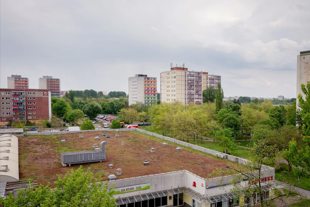 Die Kleeblatt-Passage in Berlin-Marzahn im Vordergrund soll neuen Hochhäusern weichen.