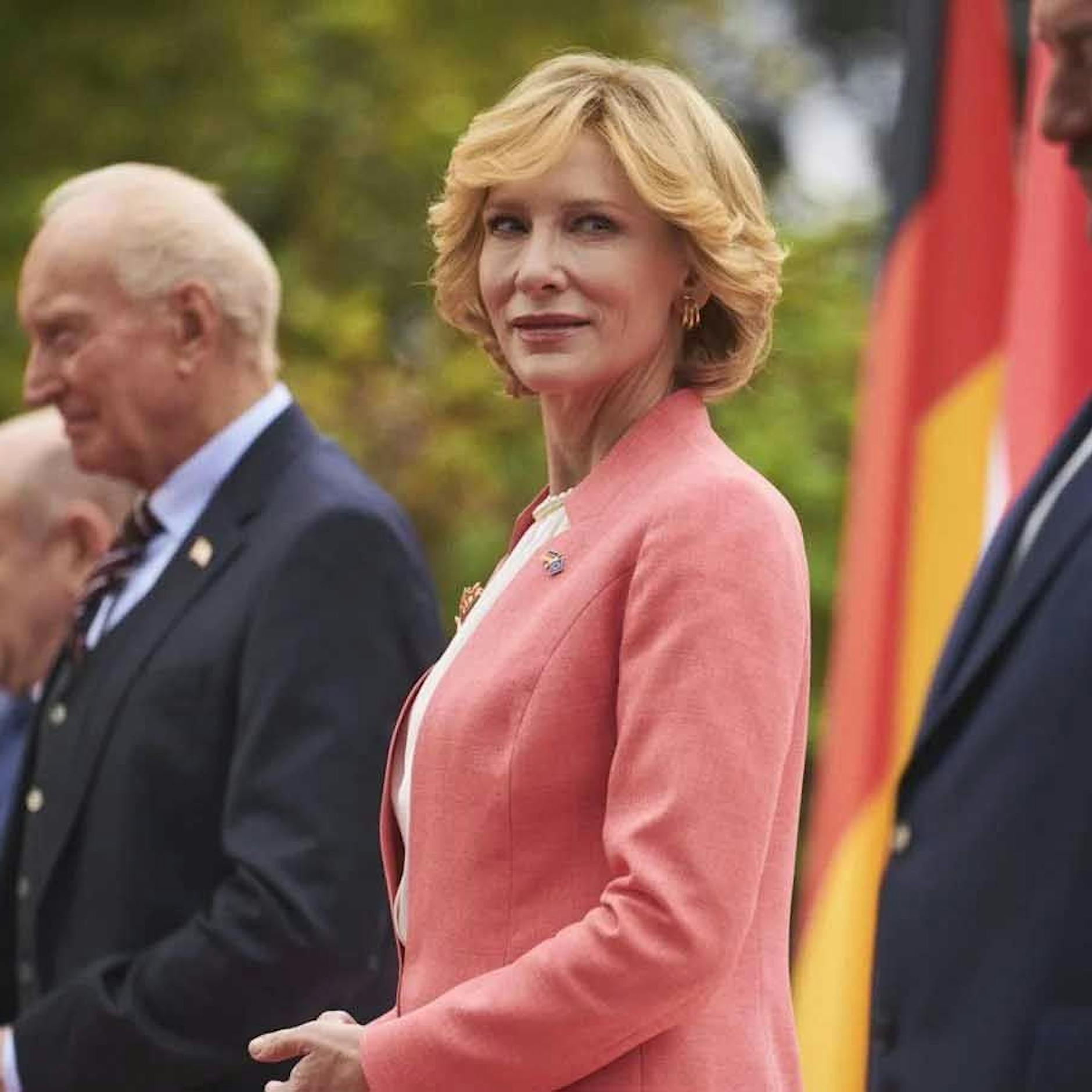 Schwarze Komödie „Tanz der Titanen“: Geht der G7-Gipfel im deutschen Wald verloren