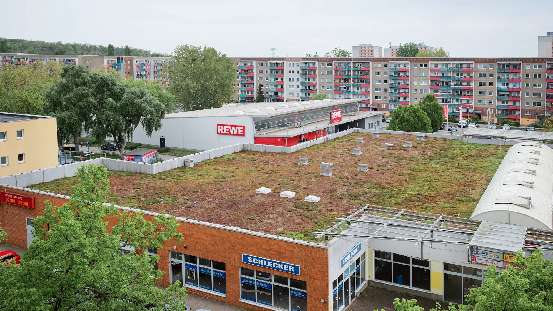 Sogar ein altes Schlecker-Schild hängt noch: In der Kleeblattpassage stehen viele Läden leer. Dafür gibt es heute einen großen Rewe-Markt nebenan.