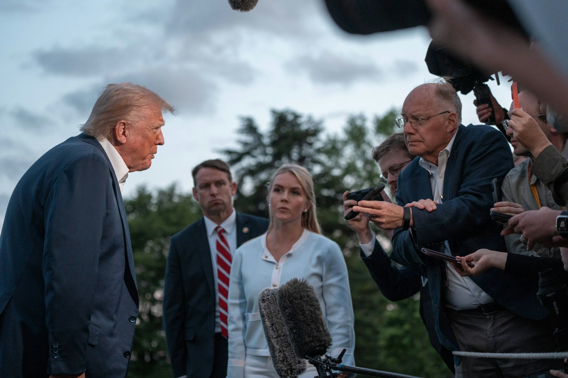 Donald Trump spricht mit der Presse vor dem Weißen Haus.
