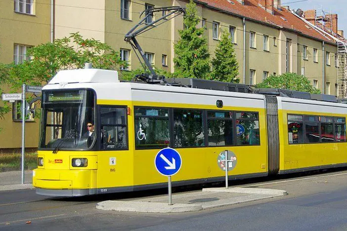 Die Straßenbahn soll ab 2031 wie in dieser Animation auch über die Rennbahnstraße in Berlin-Pankow fahren.