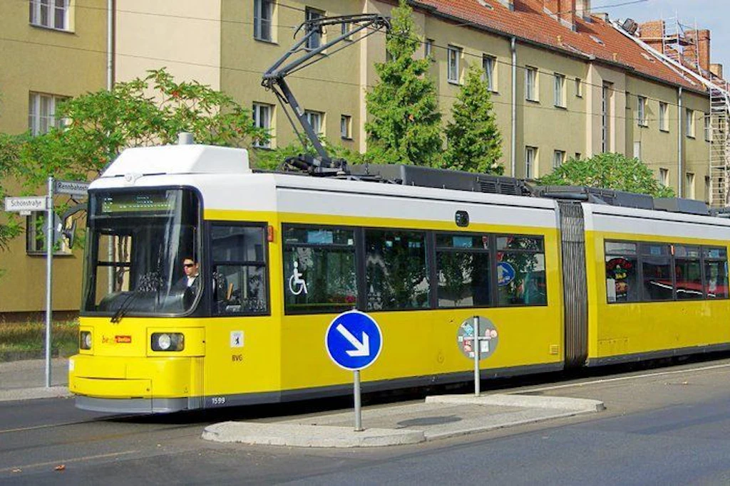 Die Straßenbahn soll ab 2031 wie in dieser Animation auch über die Rennbahnstraße in Berlin-Pankow fahren.