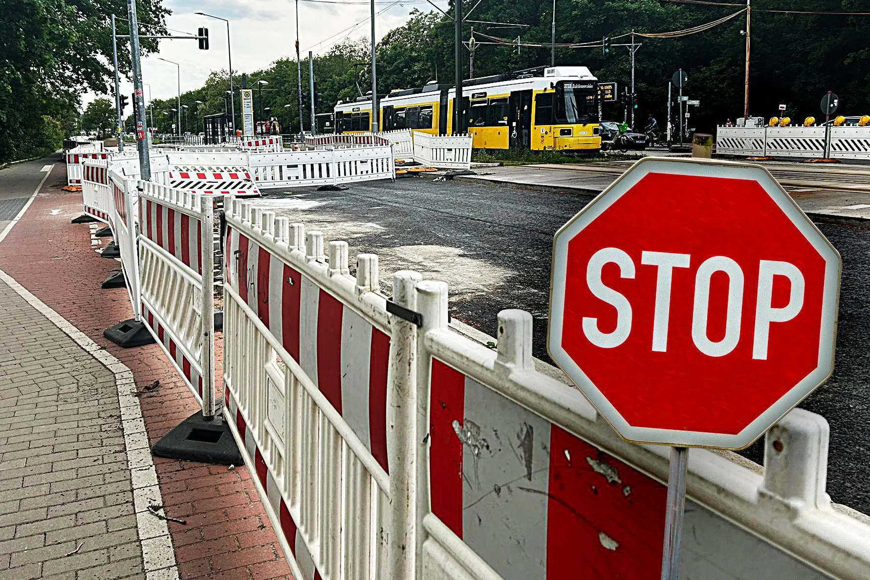 Eine Fahrbahn ist gesperrt, die andere müssen sich Autofahrer in beiden Richtungen teilen: Autofahrer steht in Karlshorst ein Stau-Sommer bevor.