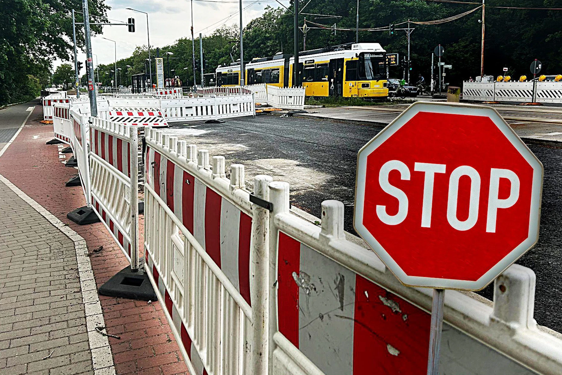 Eine Fahrbahn ist gesperrt, die andere müssen sich Autofahrer in beiden Richtungen teilen: Autofahrer steht in Karlshorst ein Stau-Sommer bevor.