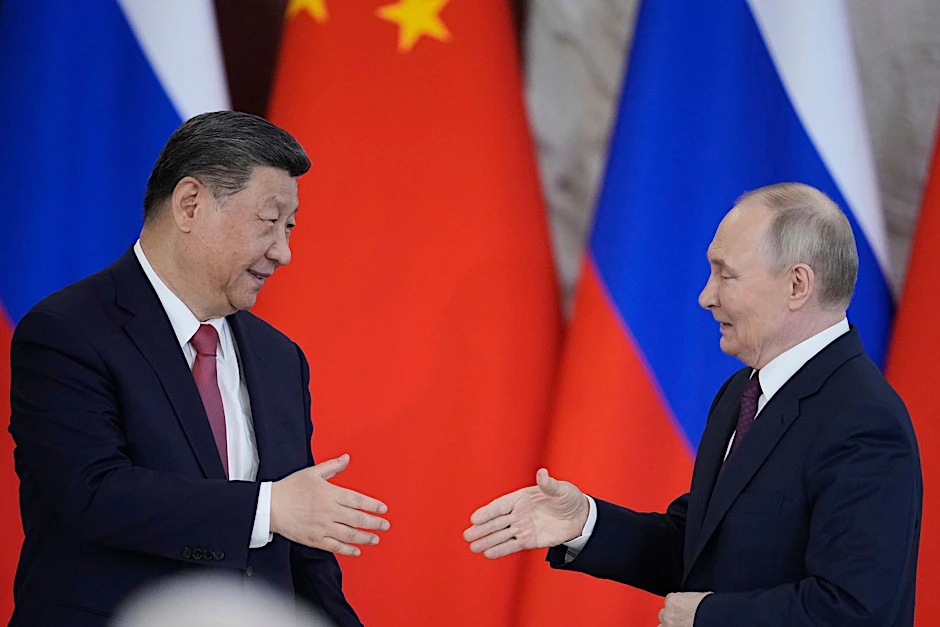 Der russische Staatschef Wladimir Putin und der chinesische Präsident Xi Jinping reichen sich am 8. Mai im Kreml die Hände (Symbolbild).