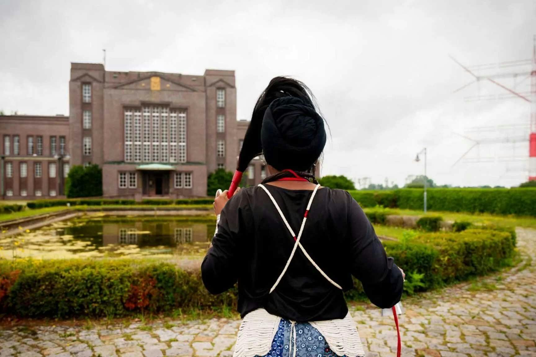 Künstlerin Tuli Mekondjo mit Blick auf die Großfunkstation Nauen