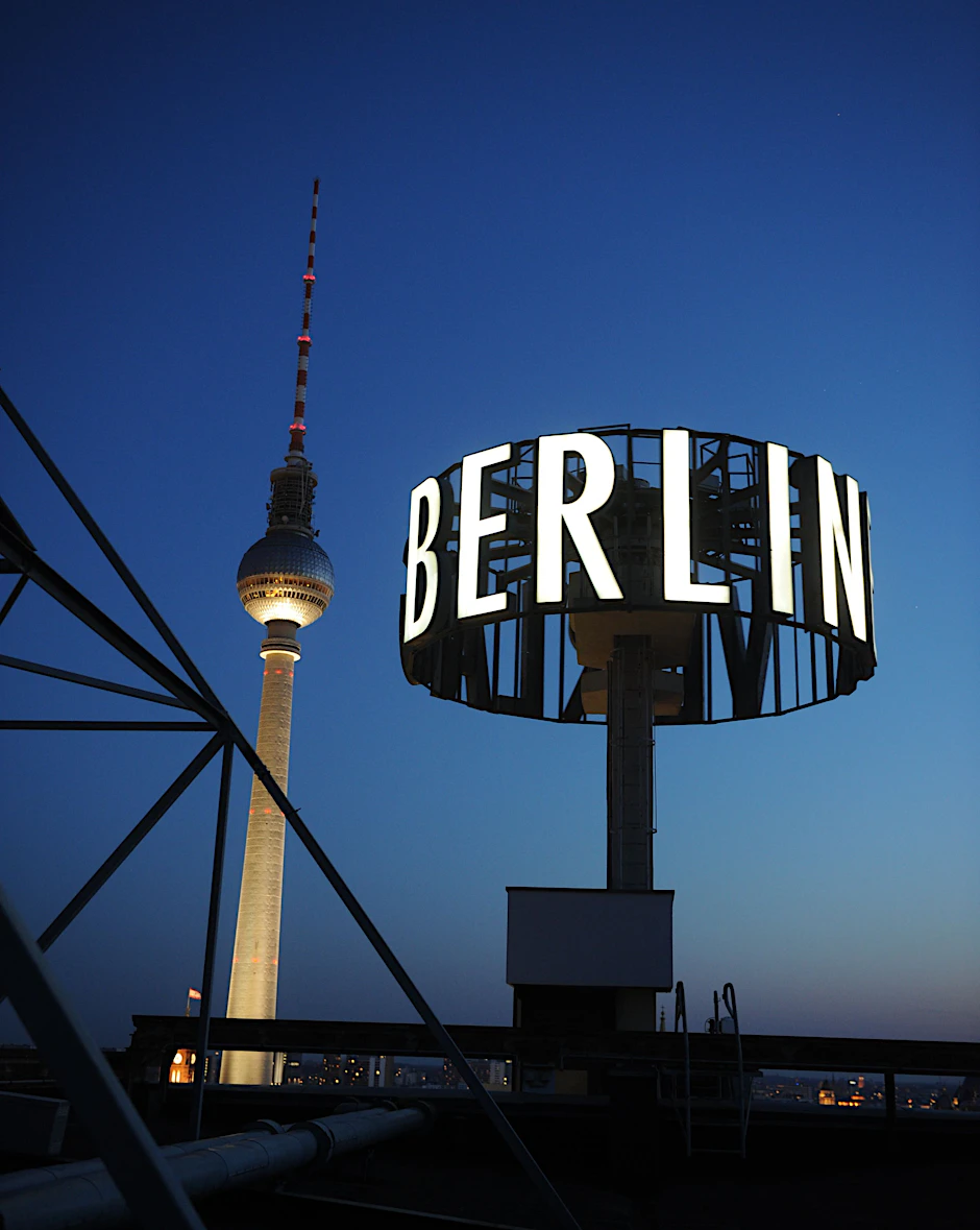 Das Logo des Berliner Verlags am Alexanderplatz in Berlin