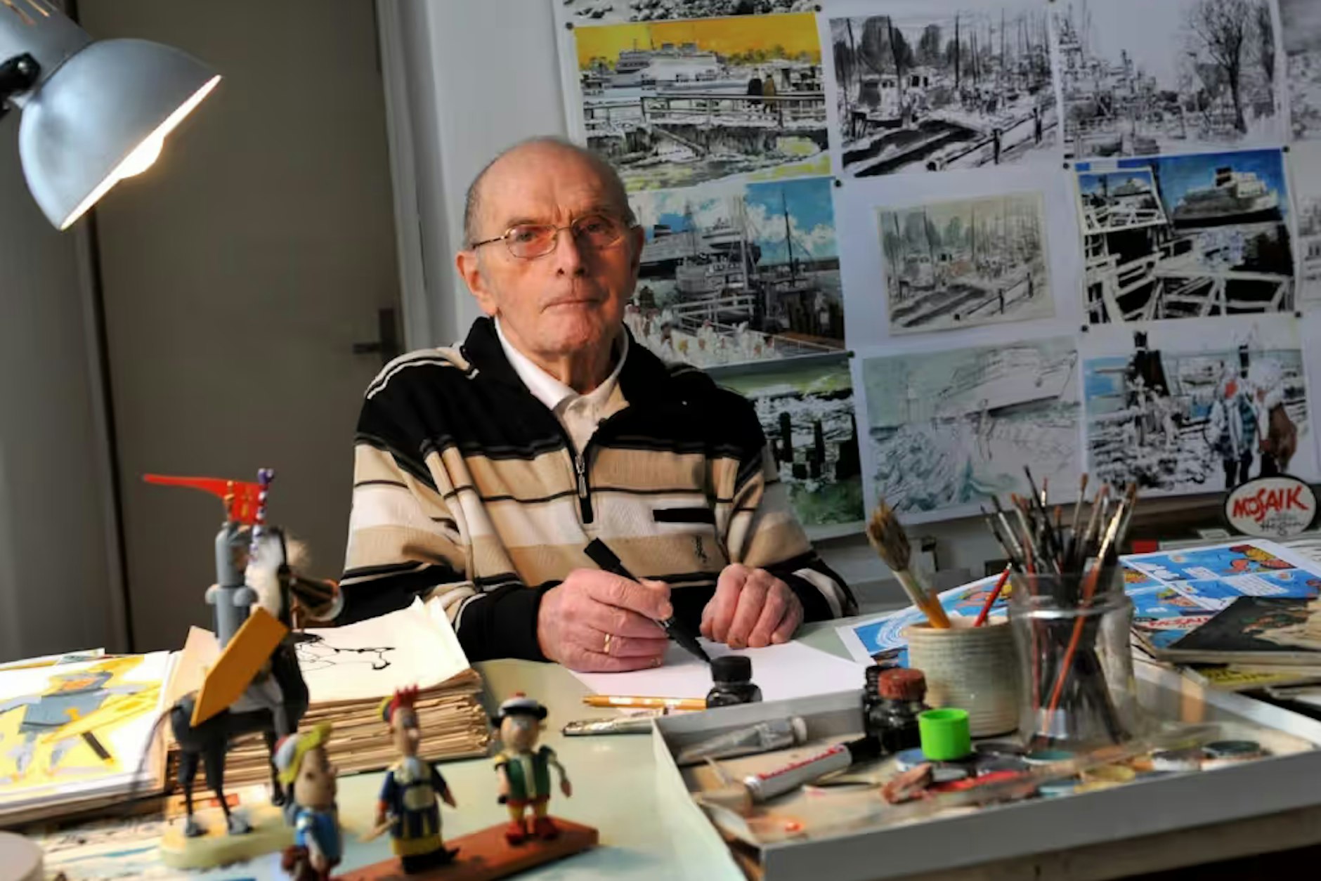 Hannes Hegen 2010 beim KURIER-Besuch am Schreibtisch in seinem Haus in Karlshorst, in dem sich das Atelier befand.