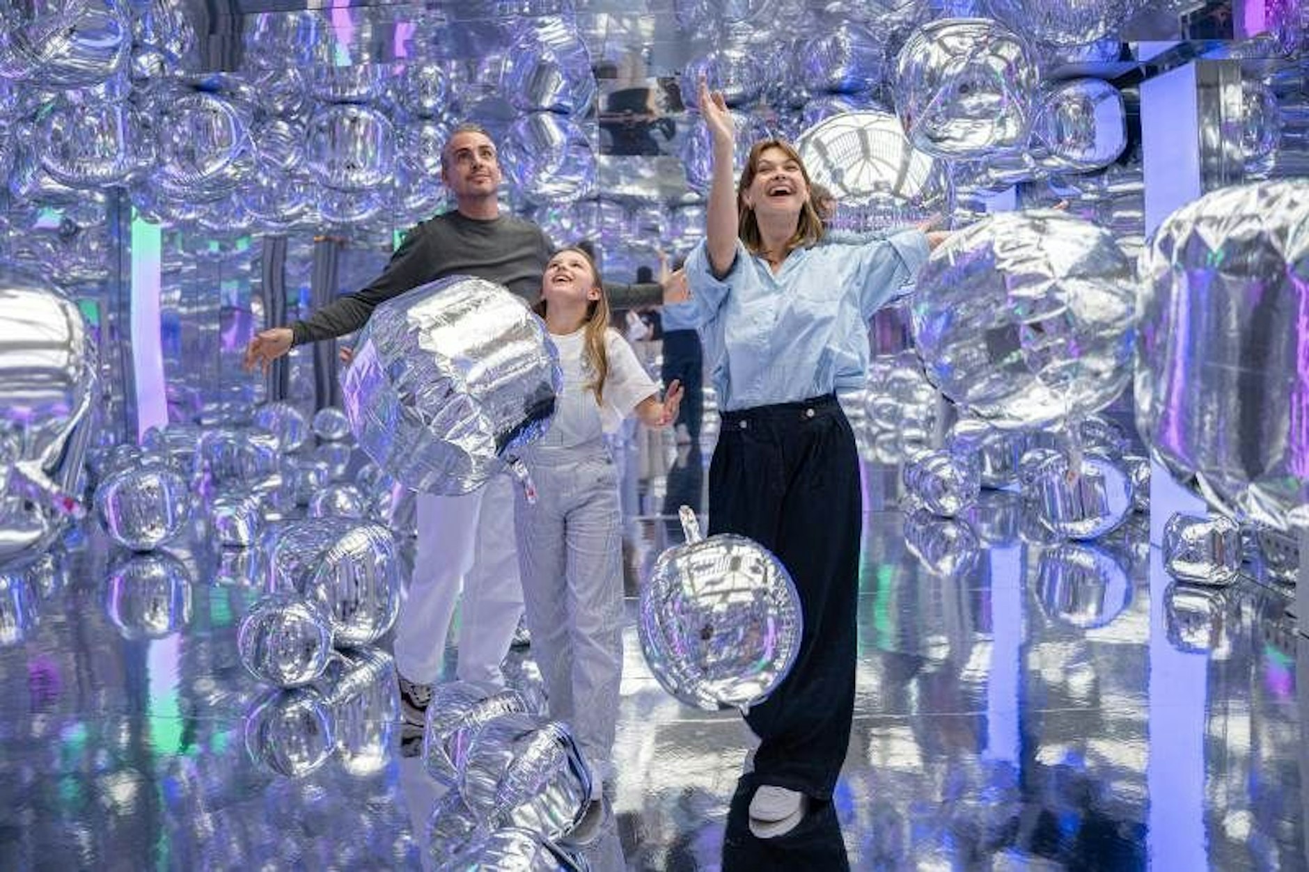 99 SILBERBALLONS ist ein glitzernder verspiegelter Raum voller silberner Ballons – perfekt zum Herumwerfen, Toben und Staunen.