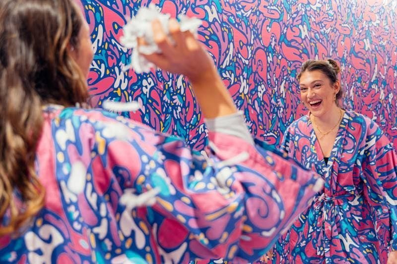 Die BETTA FISH LOUNGE ist ein immersiver Erlebnisraum, in dem Besucher Kimonos mit Camouflage-Muster tragen, um mit dem Raum zu verschmelzen. Eine Art Federn für eine Kissenschlacht liegen auch bereit.