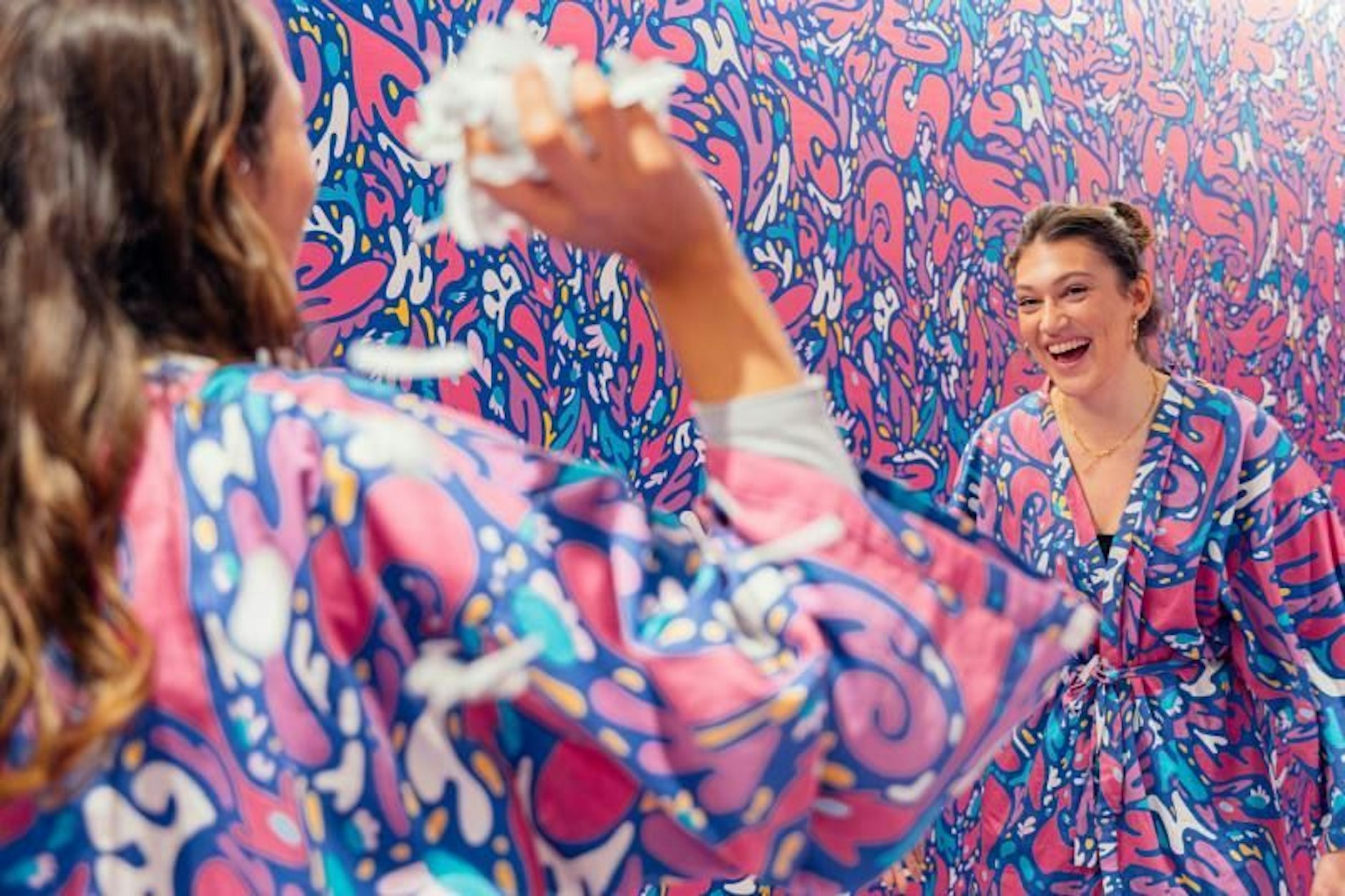 Die BETTA FISH LOUNGE ist ein immersiver Erlebnisraum, in dem Besucher Kimonos mit Camouflage-Muster tragen, um mit dem Raum zu verschmelzen. Eine Art Federn für eine Kissenschlacht liegen auch bereit.