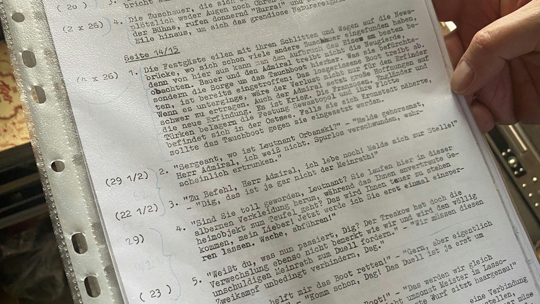 Das ist eine Seite aus dem Manuskript des verschollenen „Mosaik“-Heftes. Es gab nur den mit der Schreibmaschine geschriebenen Dialogtext. Daraus musste Graupner sich die Bilder herleiten.