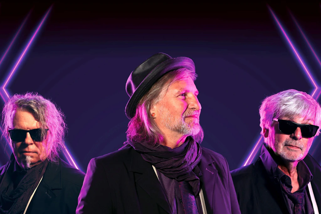 In der Mitte Dirk Zöllner, links neben ihm Keyboarder André Kunze, rechts Bassist Frank Brennecke