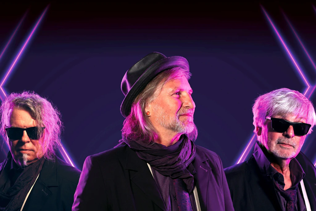 In der Mitte Dirk Zöllner, links neben ihm Keyboarder André Kunze, rechts Bassist Frank Brennecke