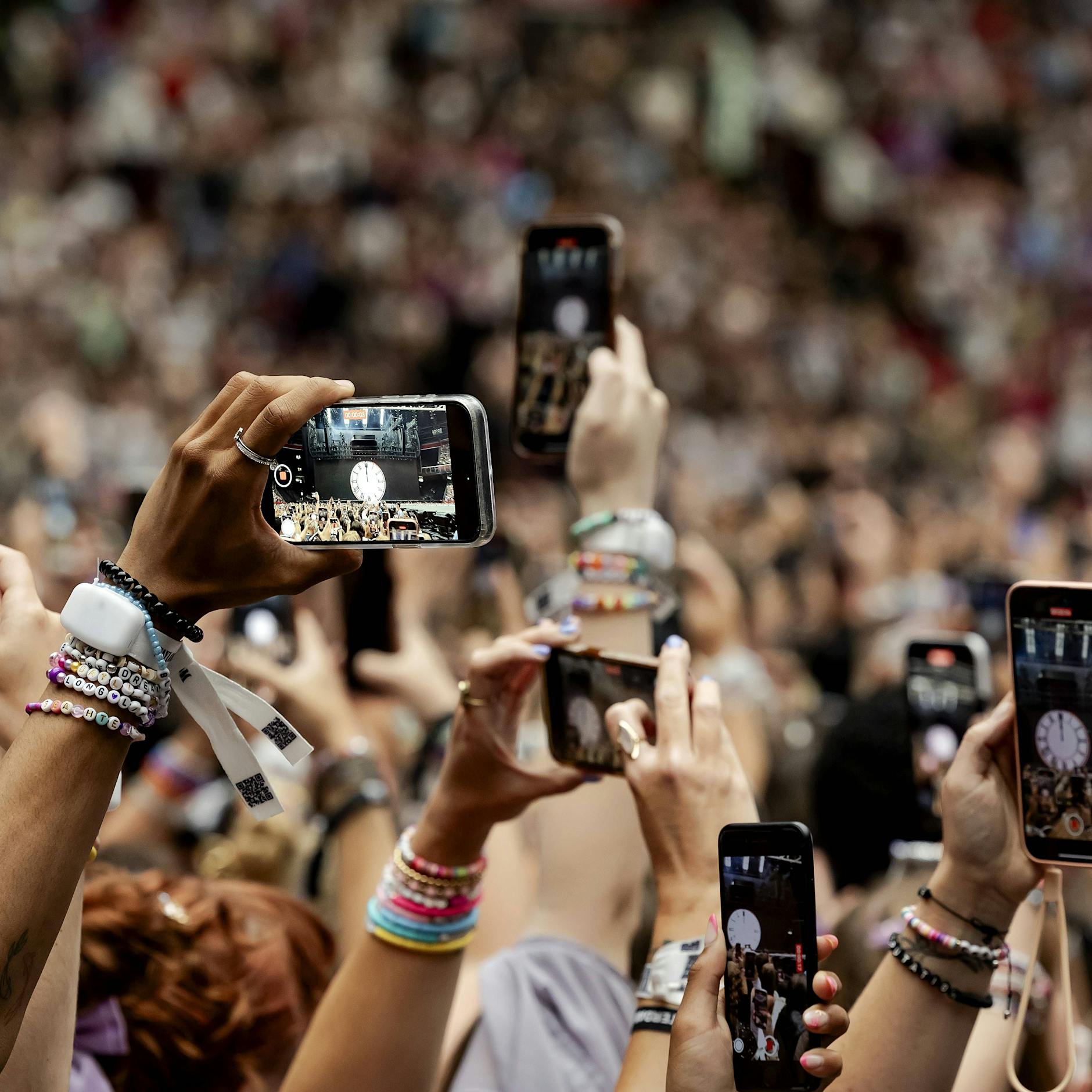 Handys runter, Konzert genießen: Ihr Smartphone-Filmer nervt einfach nur!
