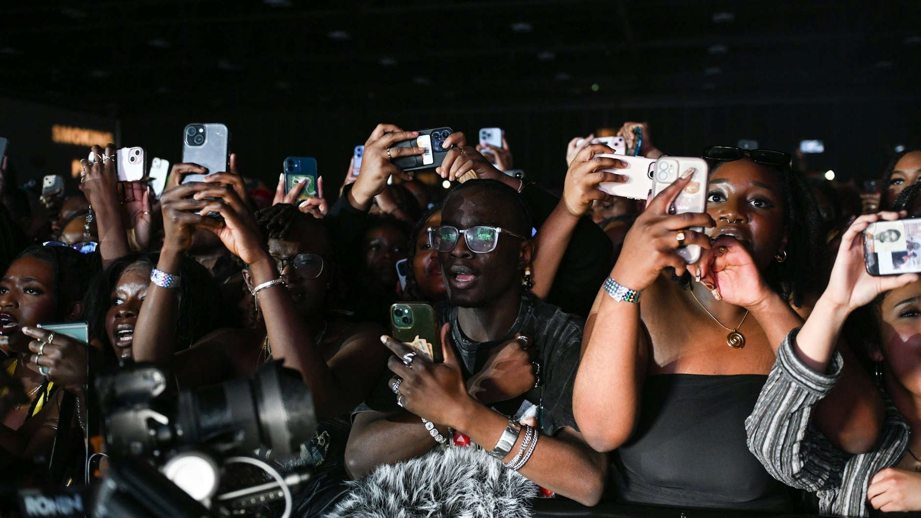 Direkt vor der Bühne, aber fast alle Augen starren nur auf das Display des Smartphones.