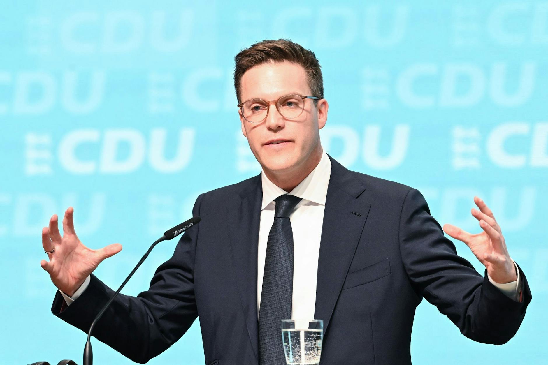 Manuel Hagel wird von politischen Gegnern wegen eines Zitats aus dem Jahr 2018 Sexismus vorgeworfen.