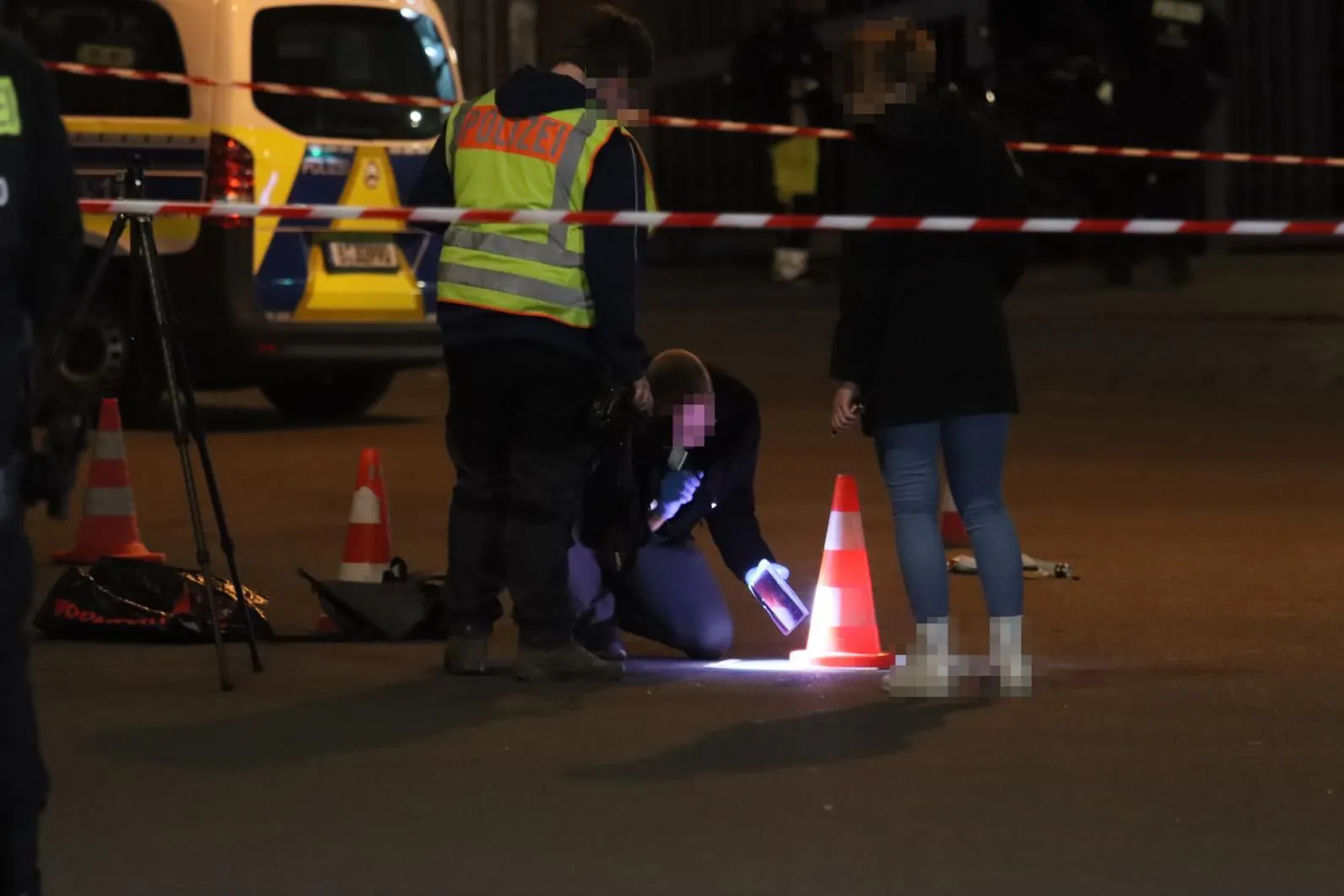 Ermittler der Polizei durchsuchen den Tatort nach Spuren.
