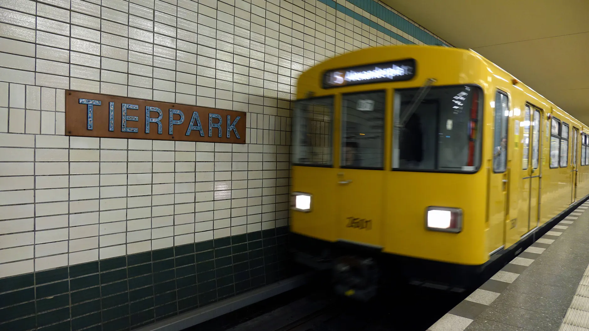 Den Sommer über fährt vom U-Bahnhof Tierpark kein Zug Richtung Alexanderplatz.