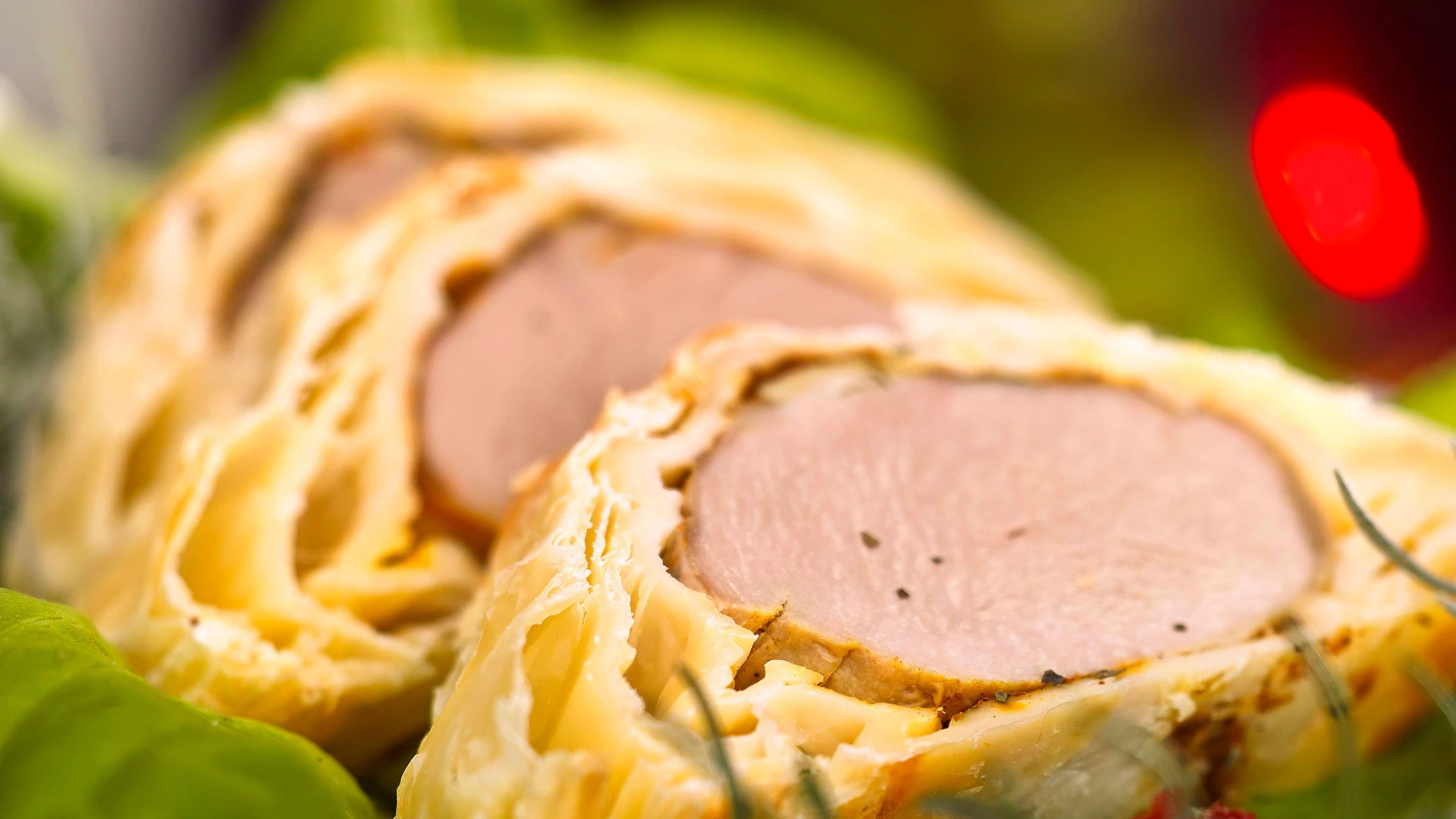 Das Schweinefilet wird erst bei Tisch aufgeschnitten.