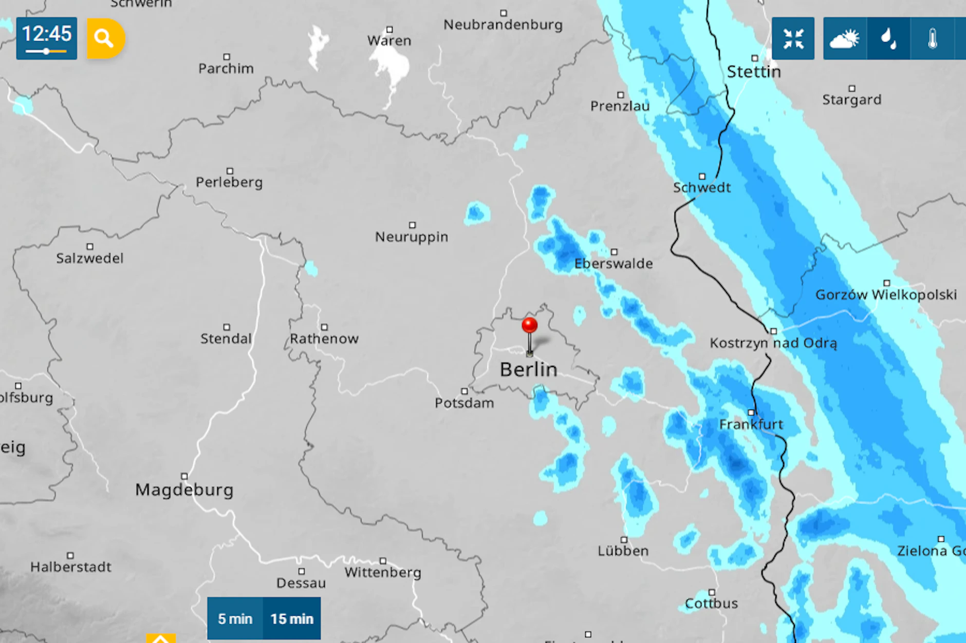 Die breite Regenfront zieht von Polen Richtung Berlin. Gegen 18 Uhr könnte sie hier eintreffen.