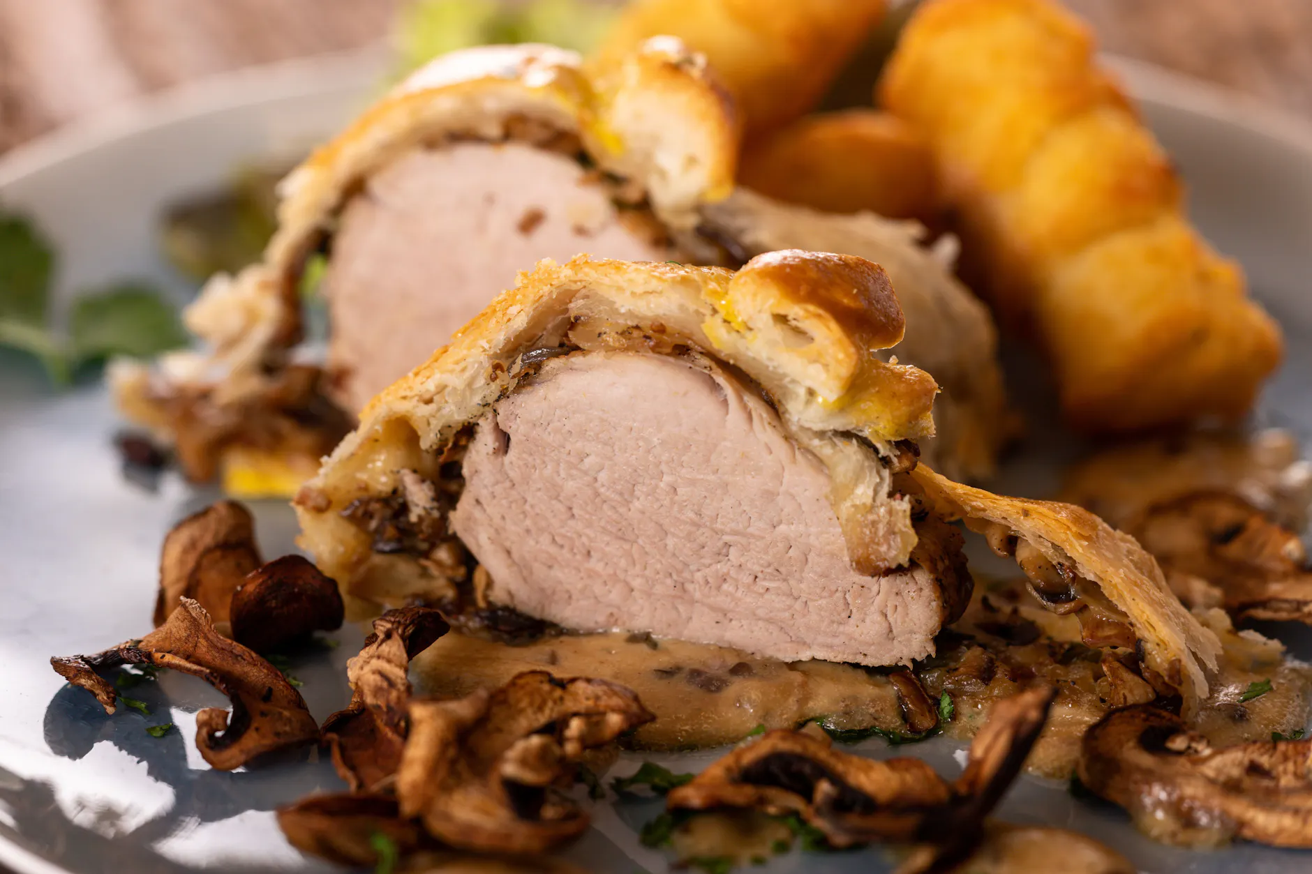 Zum Schweinefilet in Blätterteig passen zum Beispiel Kartoffelkroketten.
