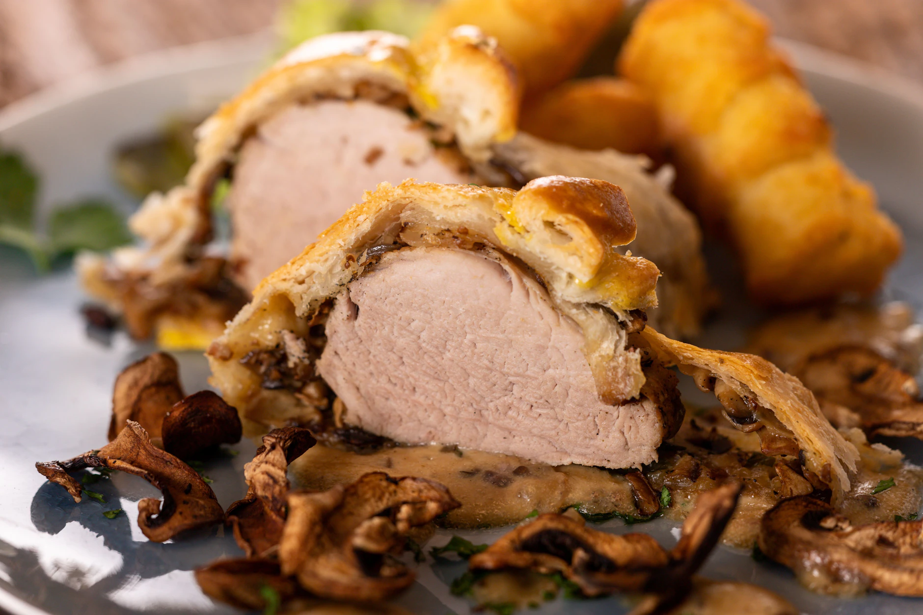 Zum Schweinefilet in Blätterteig passen zum Beispiel Kartoffelkroketten.