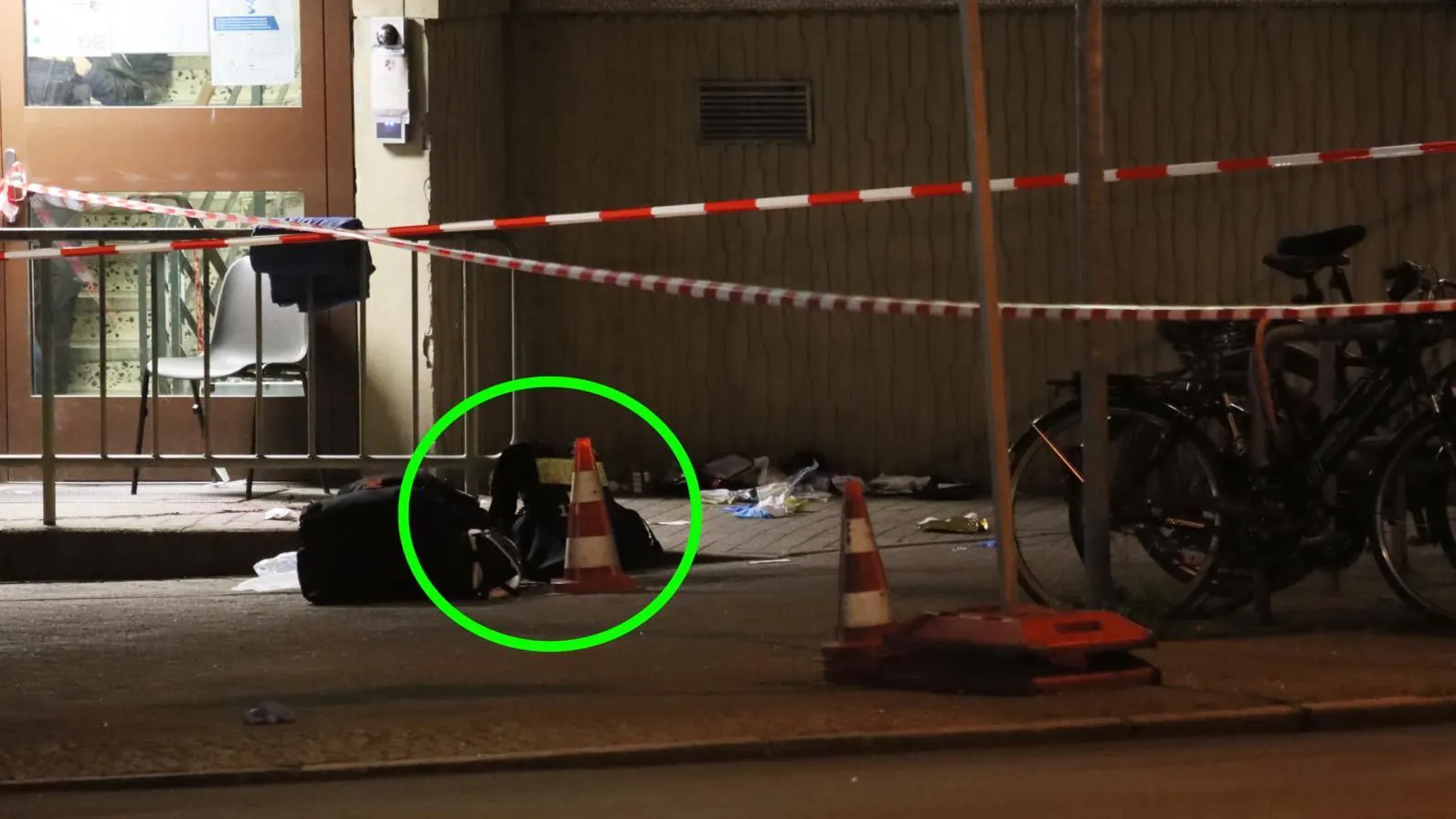 Vor dem Polizeiabschnitt 55 im Rollbergviertel: Die schusssichere Weste des angegriffenen Polizisten liegt nach dem Angriff am Boden.