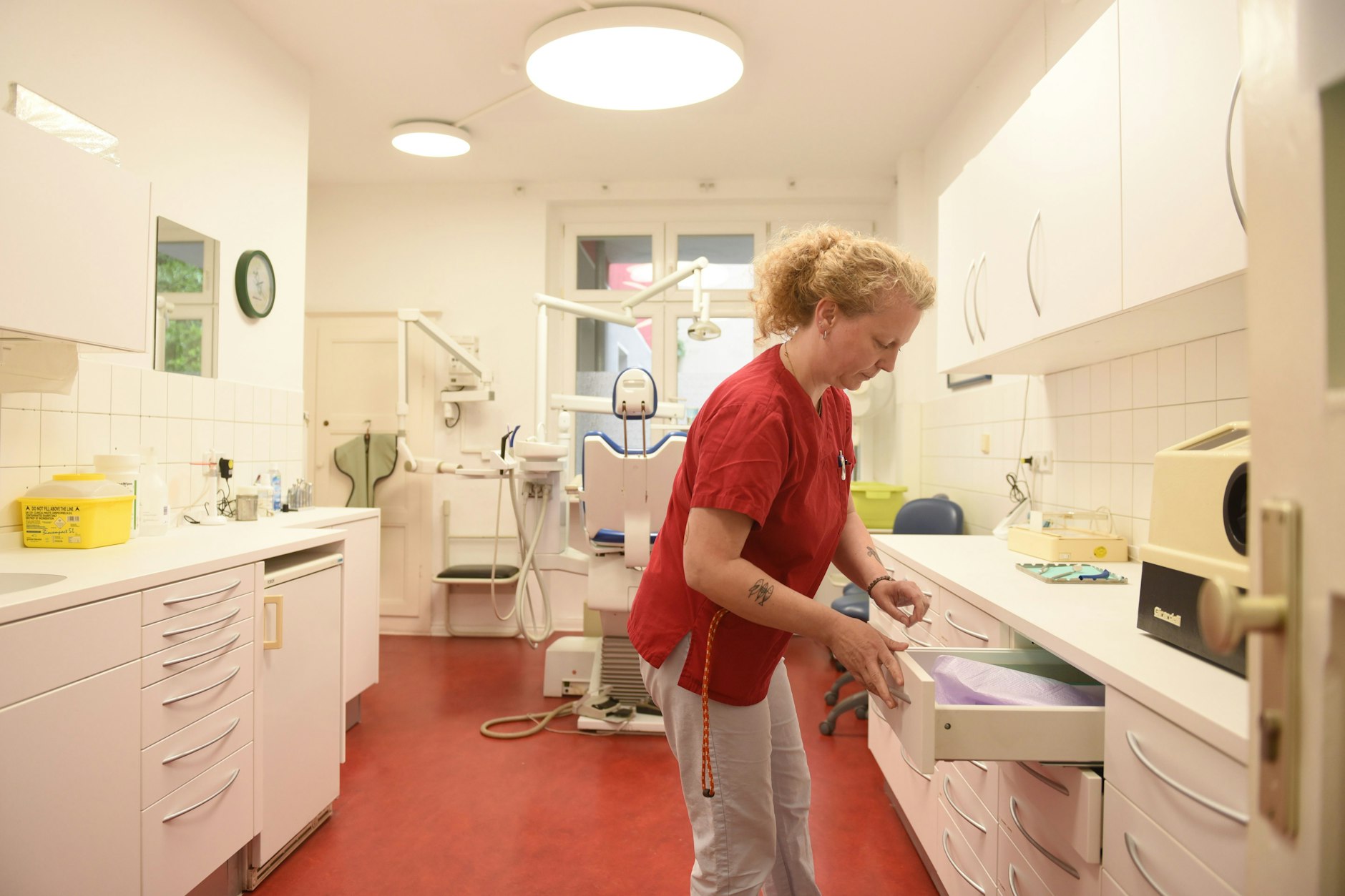 Pflegekraft Melanie bereitet den Behandlungsraum für Zahnmedizin in der Gebewo-Praxis am Stralauer Platz für den nächsten Patienten vor.