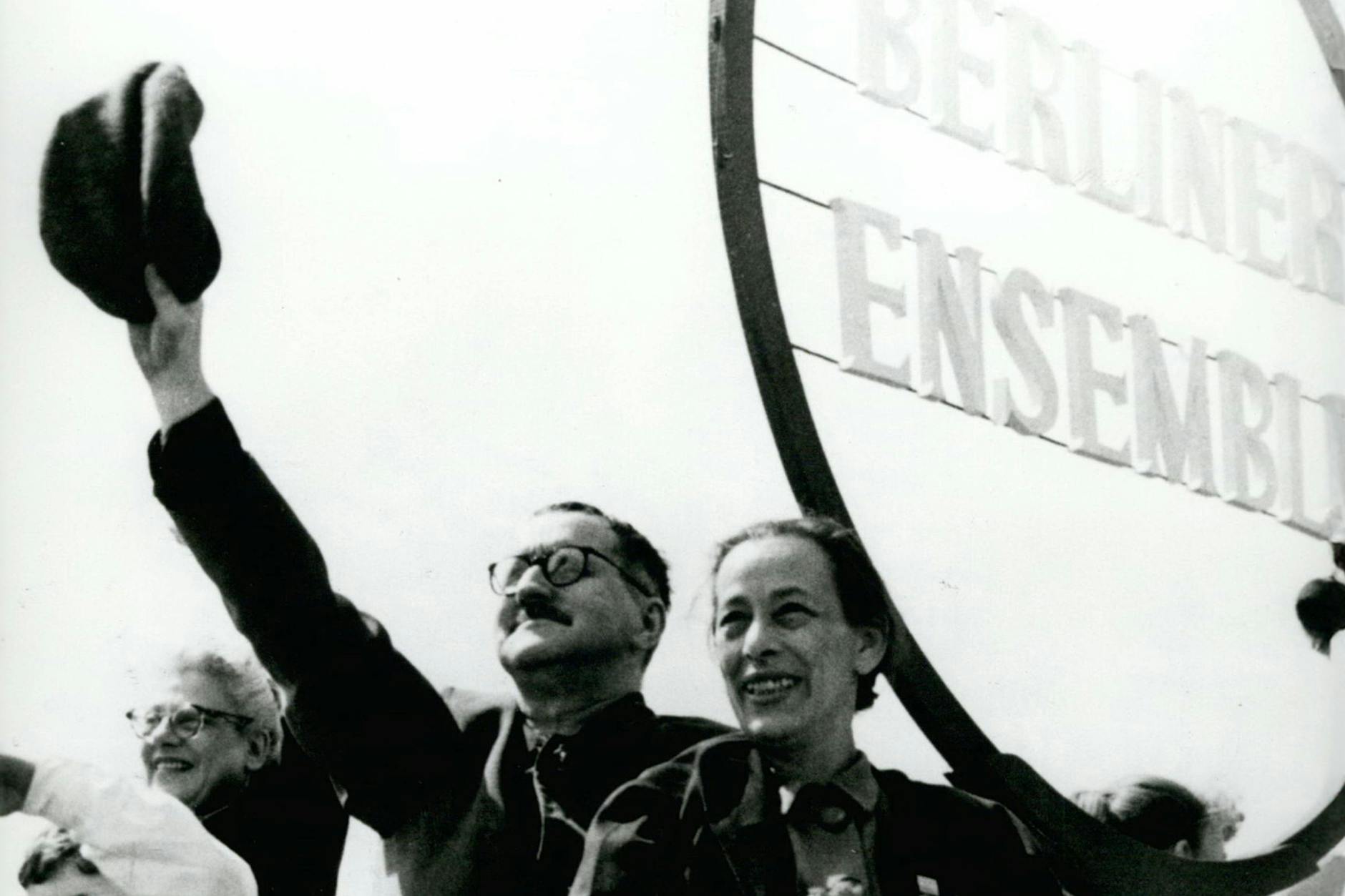 1954 bezog das Berliner Ensemble das Theater am Schiffbauer Damm, vom Dach grüßt das Gründerpaar Bertolt Brecht und Helene Weigel.