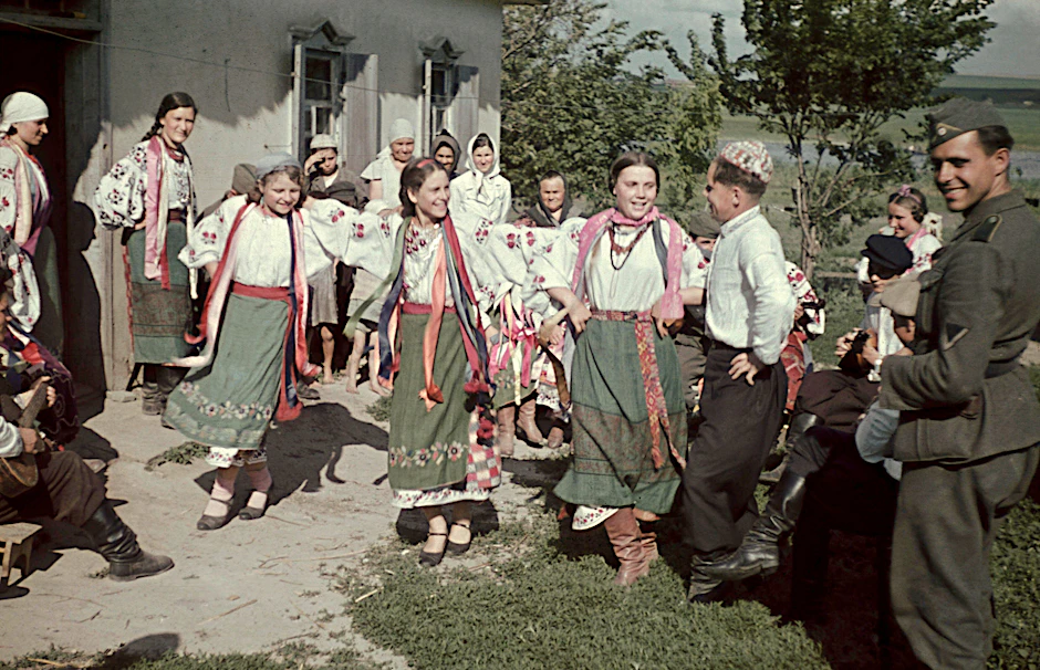 Die deutsche Wehrmacht wurde bei ihrem Einmarsch in der West- und Zentralukraine freudig begrüßt: Frauen aus der Gegend von Poltawa (Zentralukraine) beim Volkstanz im Sommer 1941, zum Vergnügen des deutschen Soldaten.