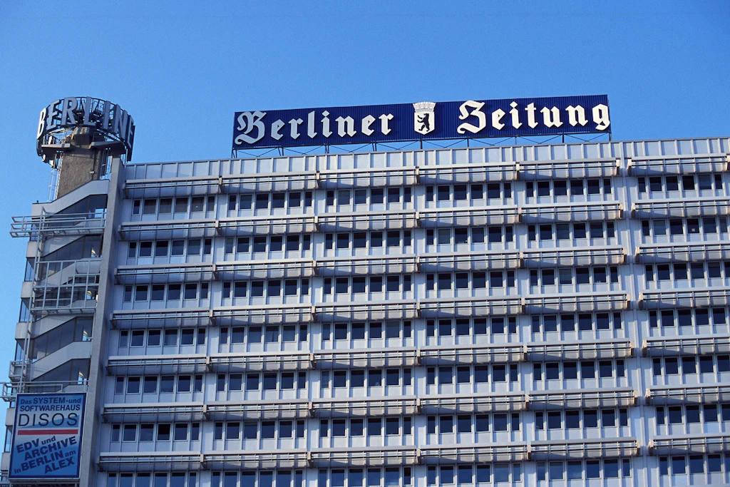 Verlagshaus der Berliner Zeitung, aufgenommen im Jahr 2002, mit dem weithin sichtbaren Schriftzug. In das Gebäude zog die Zeitung erstmals im Jahr 1973 – und ist dort heute wieder zu Hause.