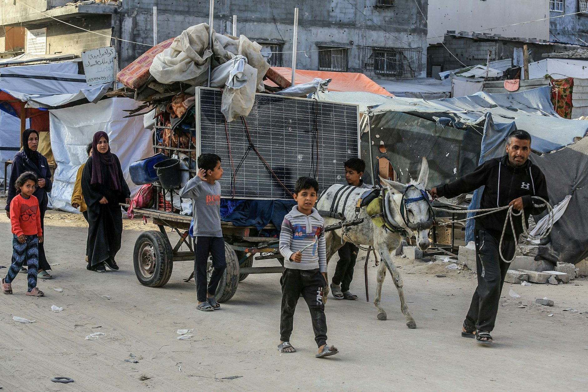 Wieder mal suchen Palästinenser Schutz vor den Militärschlägen der israelischen Armee.
