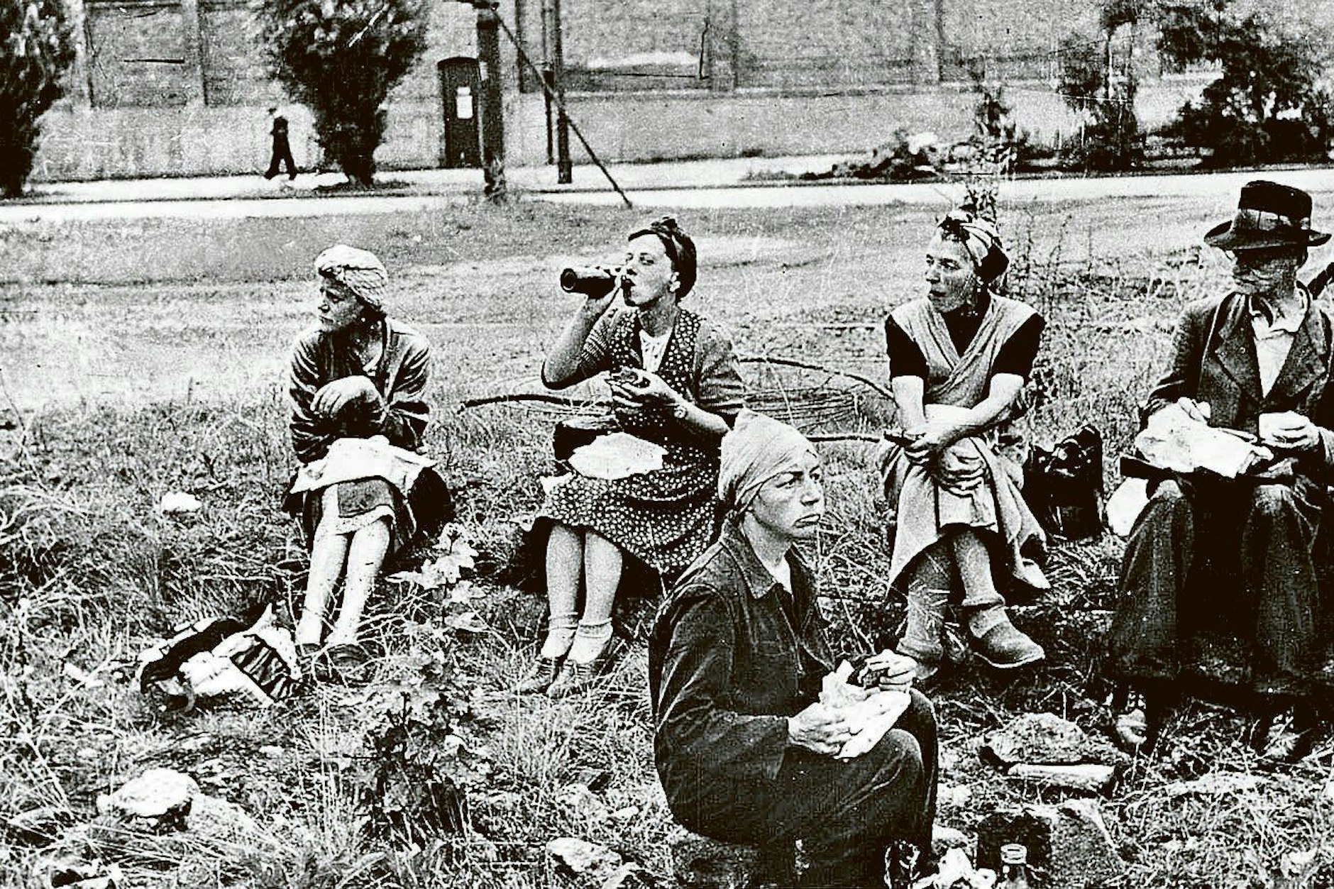 Trümmerfrauen im Britischen Sektor von Berlin während der Mittagspause