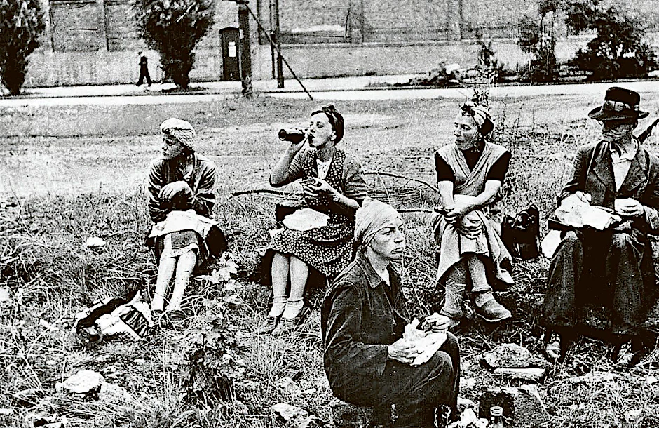 Trümmerfrauen im Britischen Sektor von Berlin während der Mittagspause