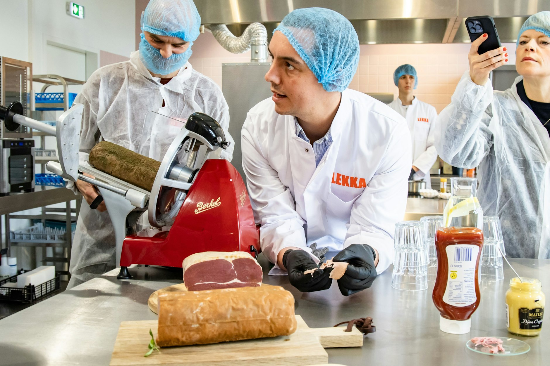 David Schmelzeisen (M) und Jan Wilmking haben Project Eaden gegründet. Sie träumen von einem Vollsortiment an fleischlosen Lebensmitteln.