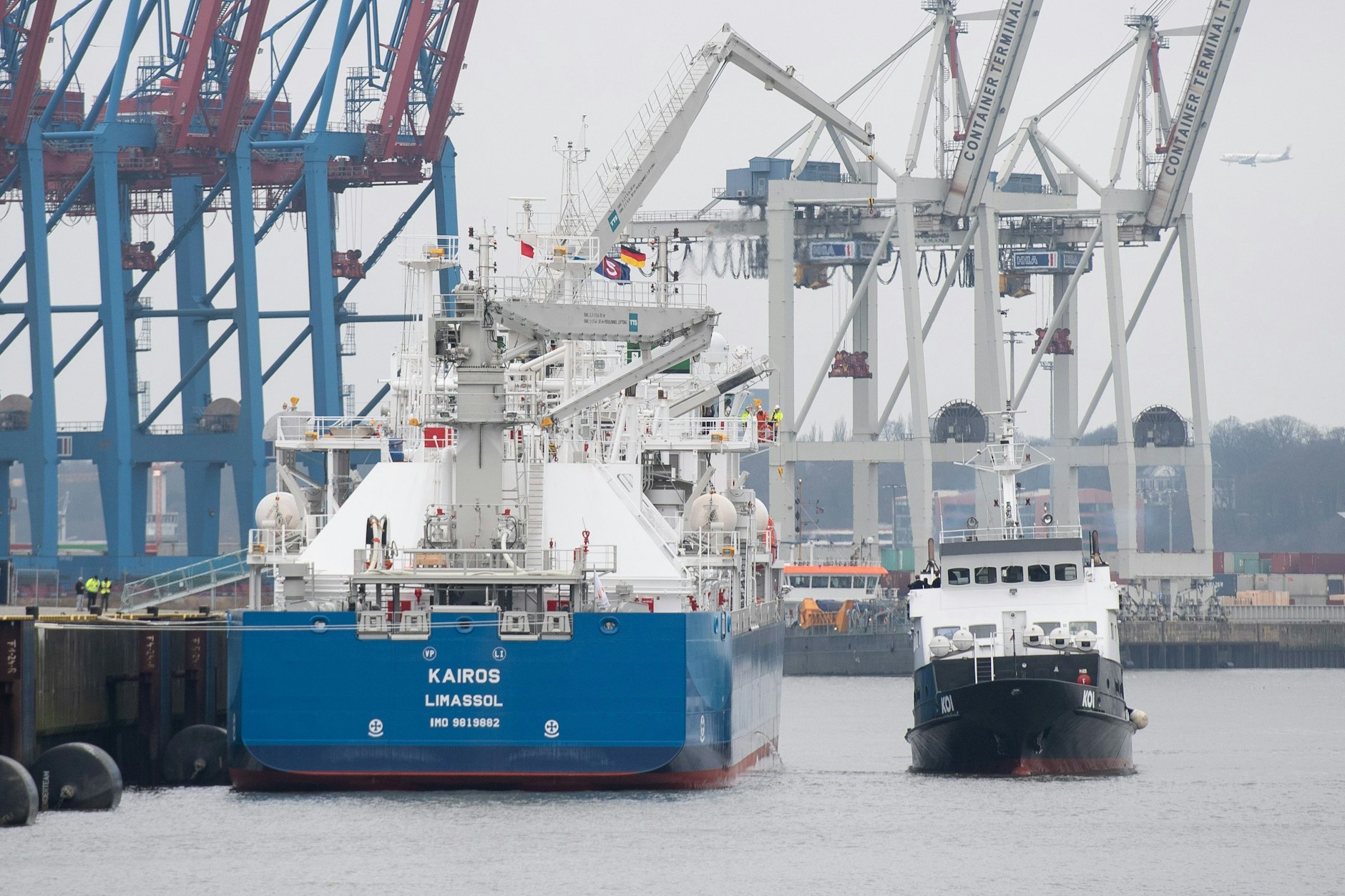 Ein LNG-Bunker-Schiff liegt am Kreuzfahrtterminal Steinwerder. Das 117 Meter lange Schiff kann 7500 Kubikmeter Flüssigerdgas (LNG) laden. (Symbolbild)
