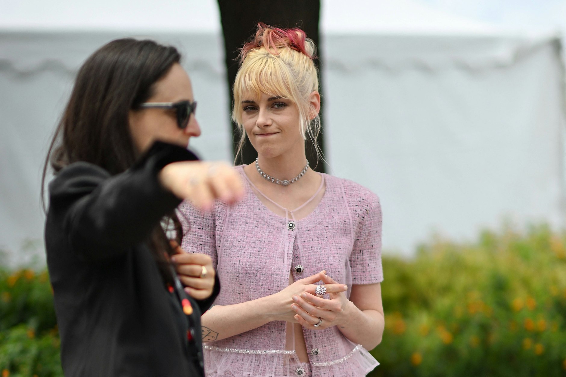 Neckisch: Kristen Stewart hat sich die Haare lang wachsen lassen und die hinteren Spitzen rotgefärbt.