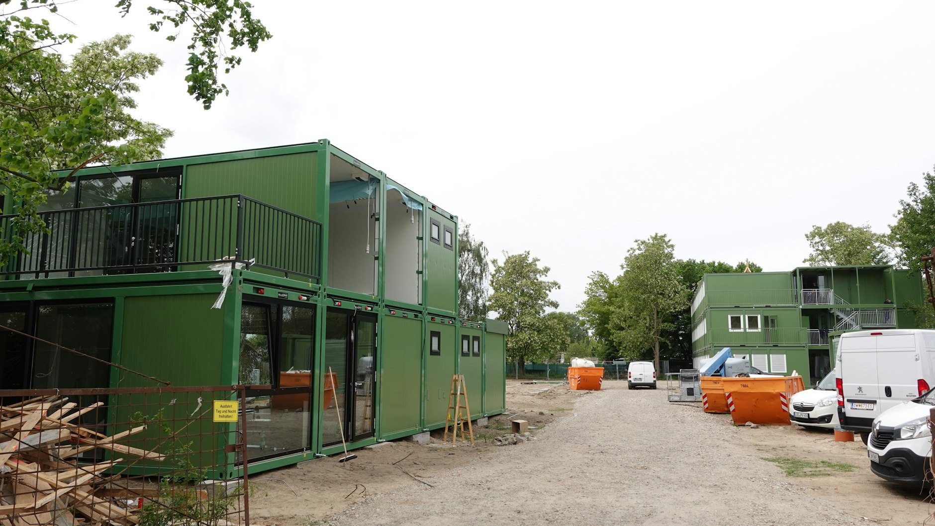 Der Zugang zur neuen Flüchtlingsunterkunft in Berlin-Köpenick erfolgt über die Grünauer Straße – vorbei  an einem zweigeschossigem Eingangsgebäude mit Pförtnerloge und Betreiberbüros.