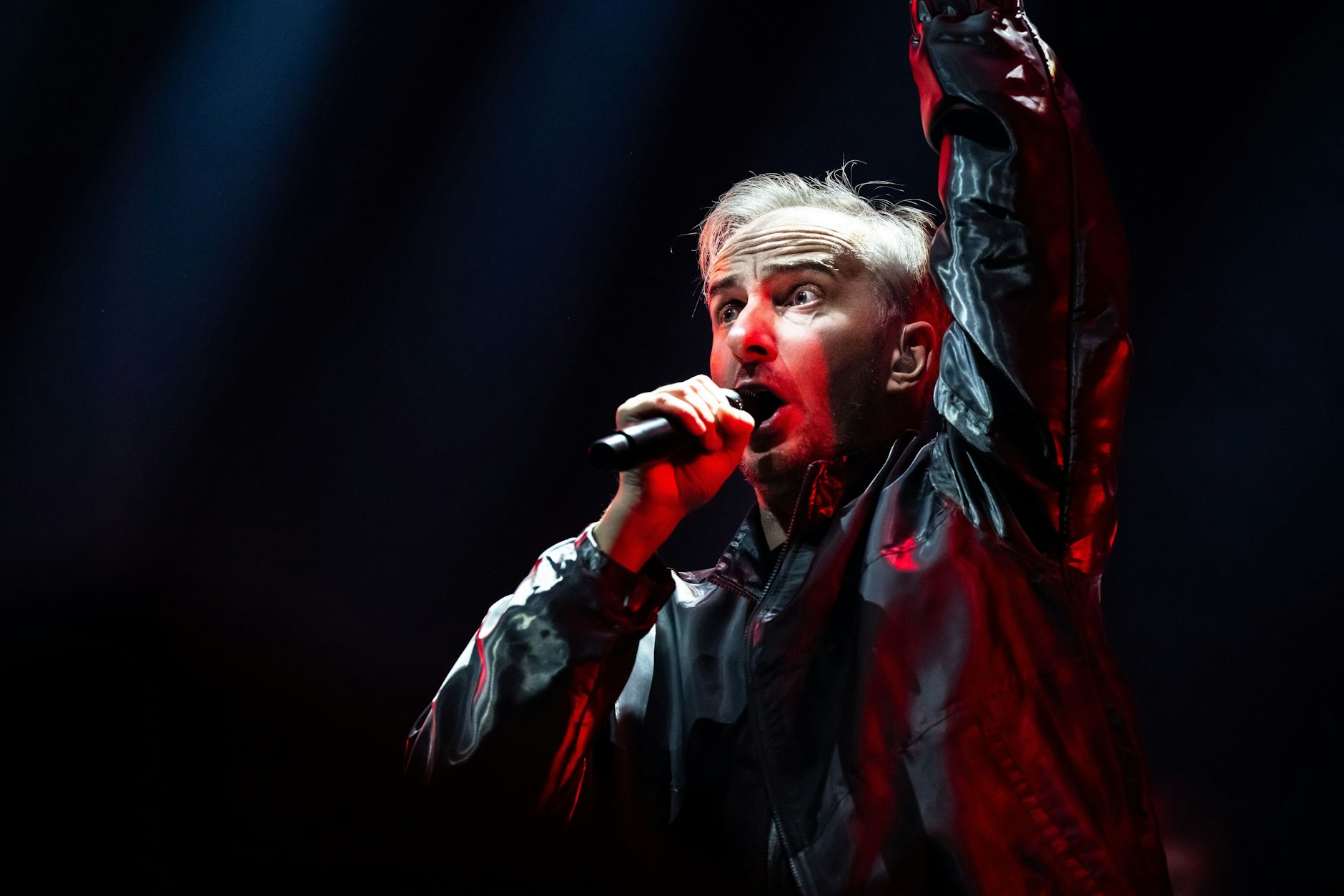 Moderator Jan Böhmermann beim Auftritt in der Berliner Max-Schmeling-Halle im Januar 2025