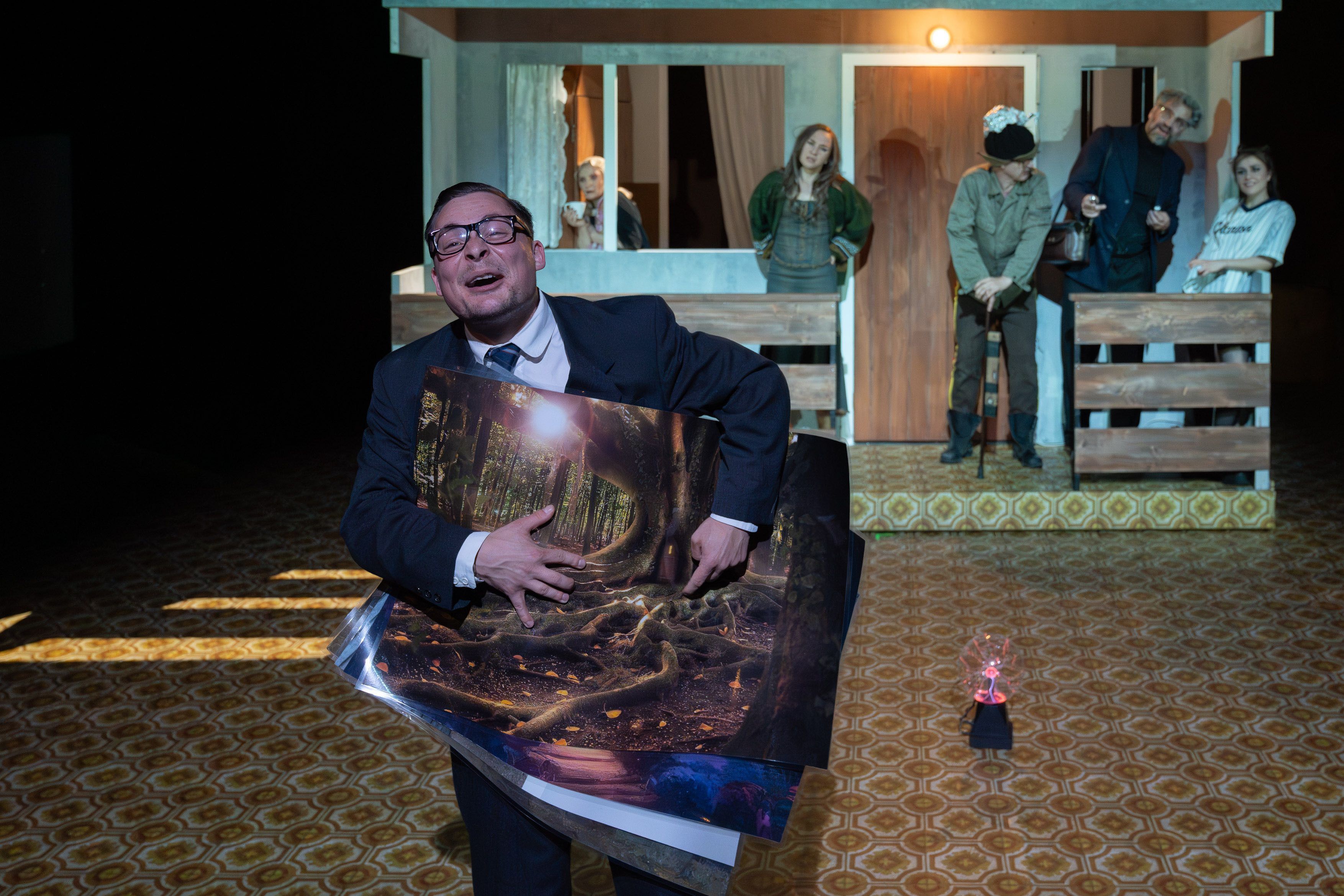 Sehnsucht nach der Katastrophe: Wie Armin Petras Tschechow nach Grünheide verlegt: „Tesla, die Spree und der Kirschgarten“