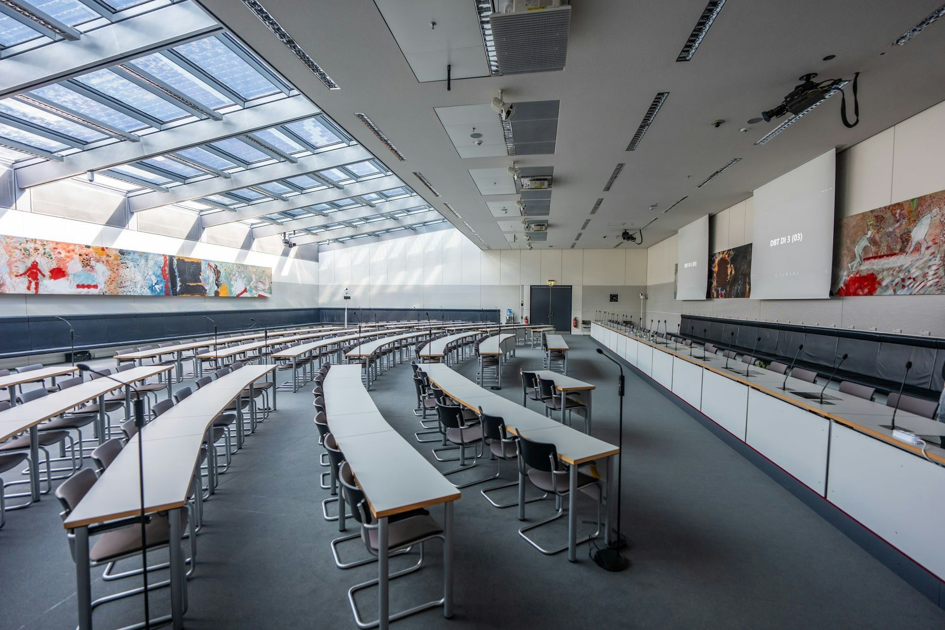 Schön groß. Daher würde die AfD gerne nach ihrem Wahlerfolg hier einziehen. Doch in dem Saal tagt die SPD-Fraktion und will nicht weichen.