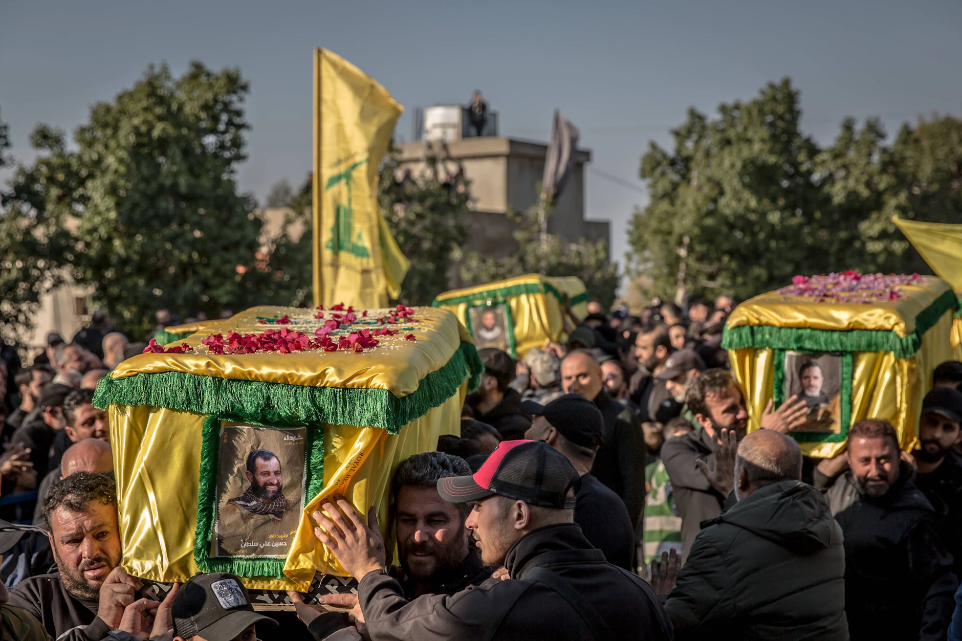 4. Dezember 2024, Souaneh, Libanon: Männer halten die Särge von durch Israel getöteten Hisbollah-Kämpfern während einer Beerdigung hoch.