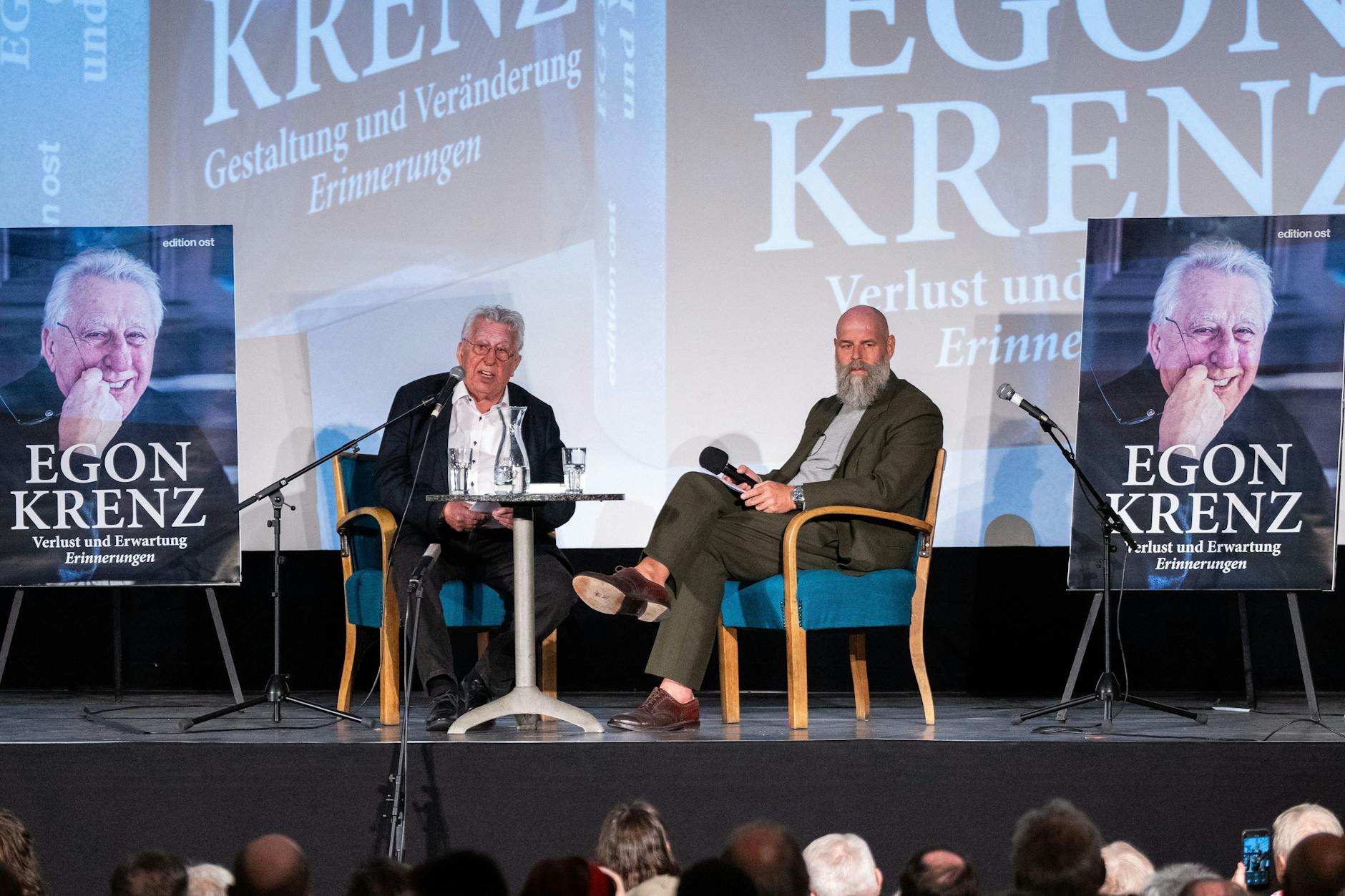Egon Krenz (l) und Holger Friedrich auf der Bühne im ausverkauften Kino Babylon.