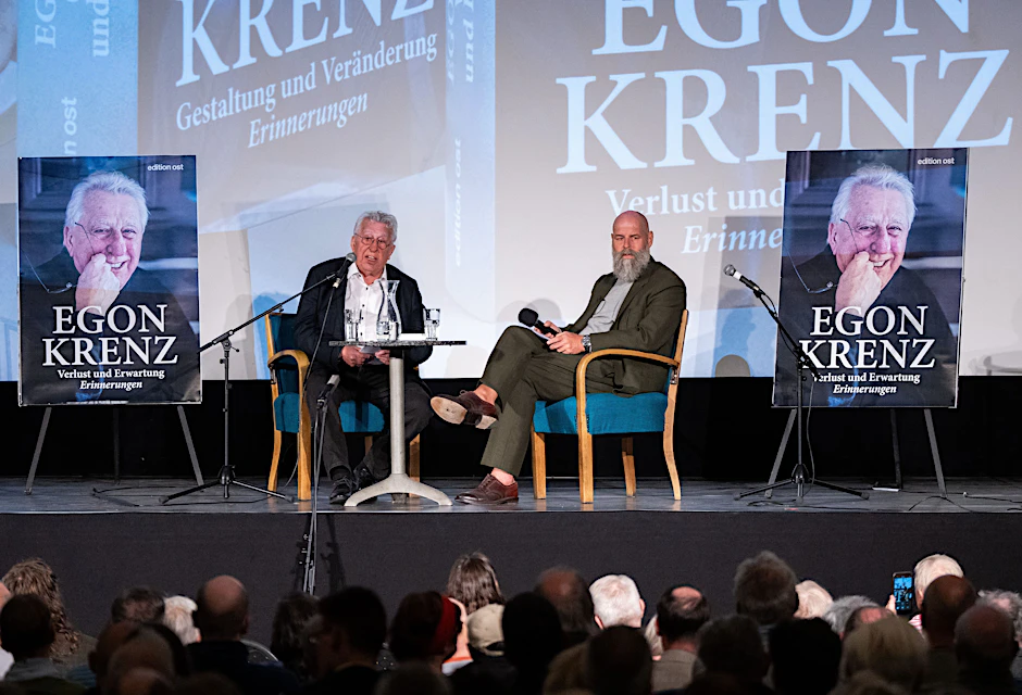 Egon Krenz (l) und Holger Friedrich auf der Bühne im ausverkauften Kino Babylon.