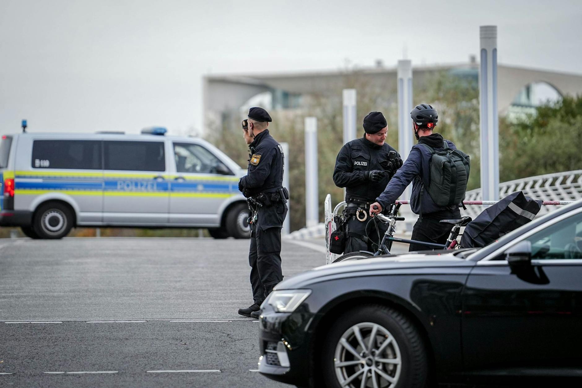 Straßensperrung im Regierungsviertel beim Berlin-Besuch von Selenskyj im vergangenen Herbst